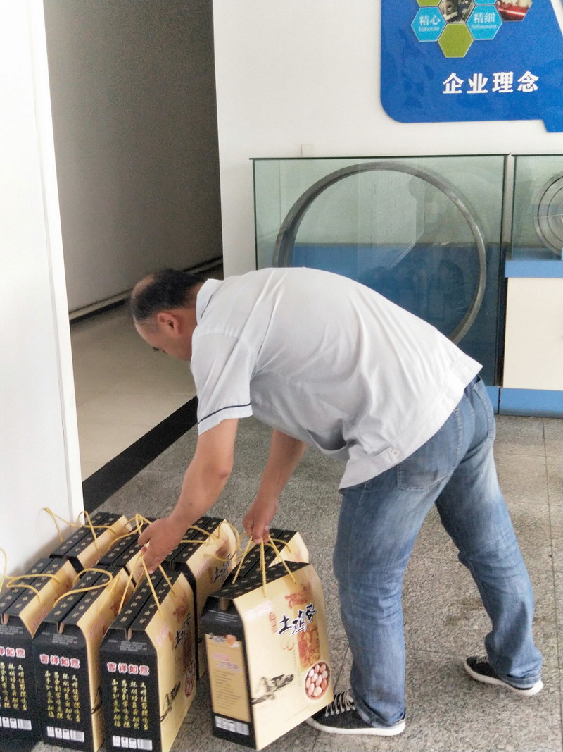 鞍山新興軸（zhóu）承為全體員工發放端午節禮品(圖3)